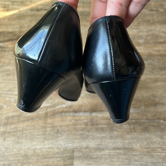 Salvatore Ferragamo low pump heels 2 tone shiny and matte black zig zag - Picture 4 of 7